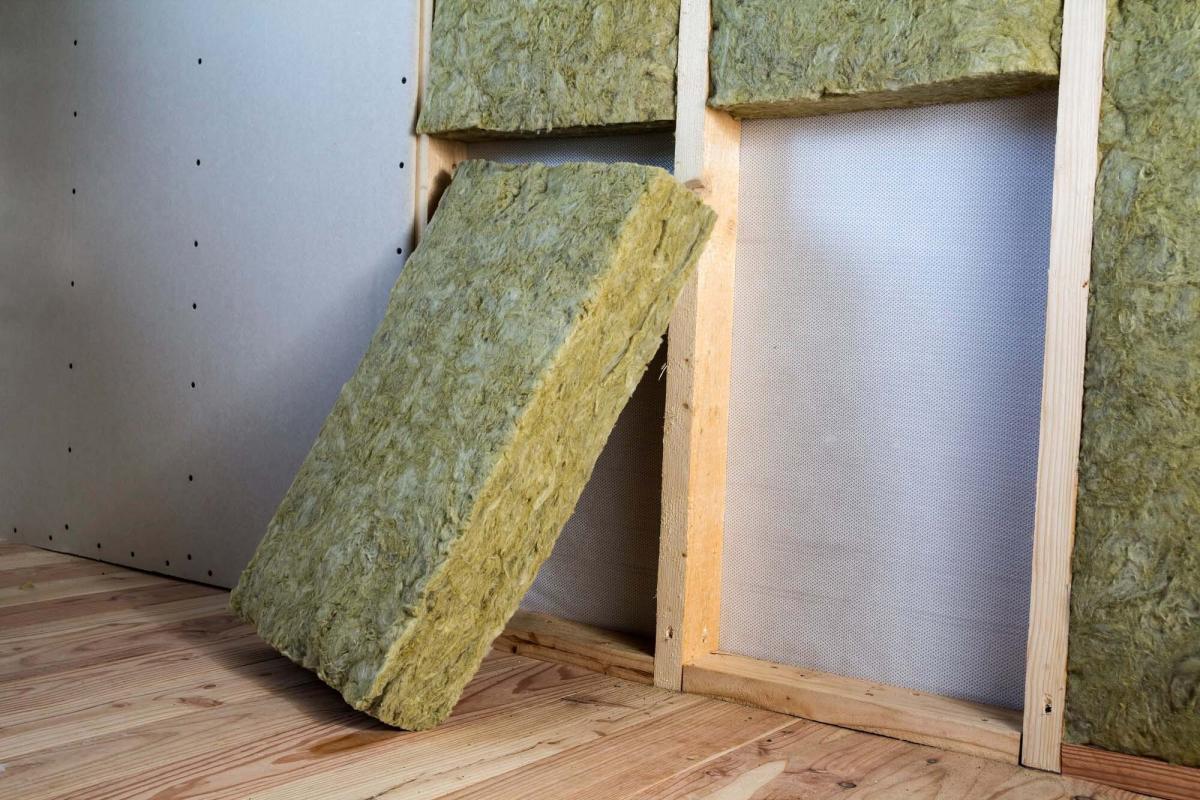 lana-di-roccia-in-fibra-di-vetro-personale-barriera-al-freddo-confortevole-casa-calda-economia-costruzione-ristrutturazione-concetto