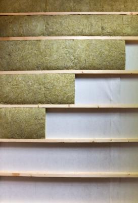 struttura-in-legno-pareti-del-futuro-isolate-con-lana-di-roccia-fibra-di-vetro-personale-barriera-al-freddo-confortevole-casa-calda-economia-costruzione-concetto-di-ristrutturazione